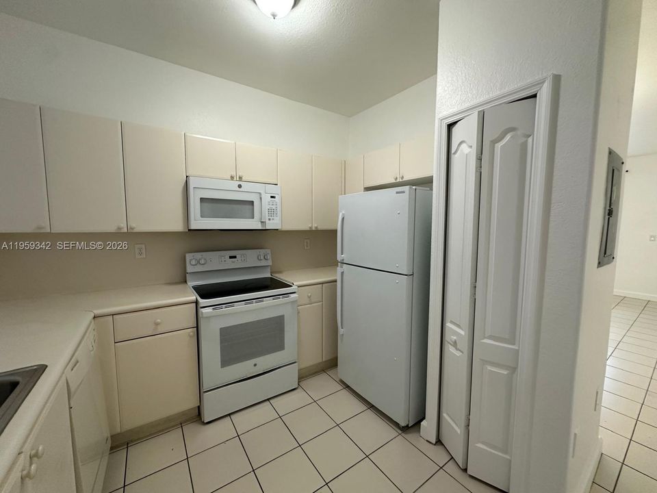 For Sale: $195,000 (2 beds, 2 baths, 914 Square Feet)