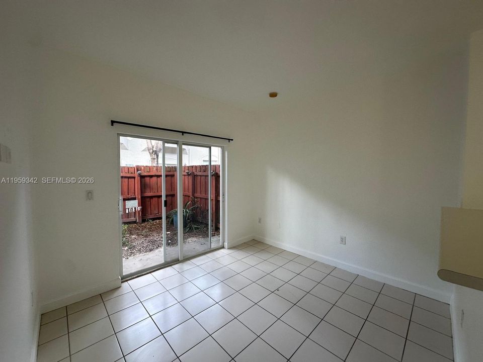 For Sale: $195,000 (2 beds, 2 baths, 914 Square Feet)