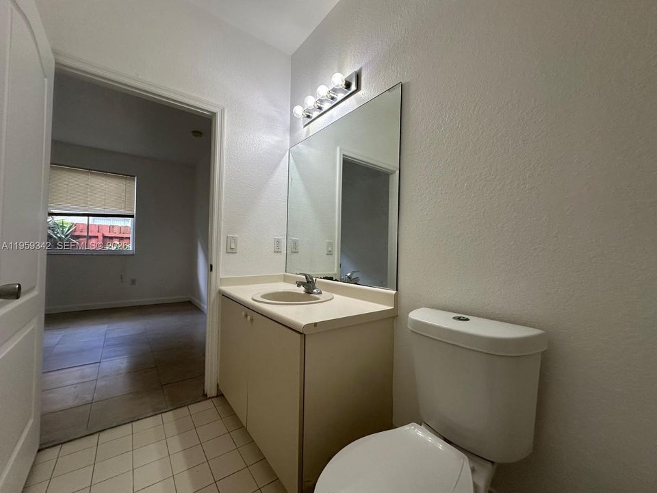 For Sale: $195,000 (2 beds, 2 baths, 914 Square Feet)