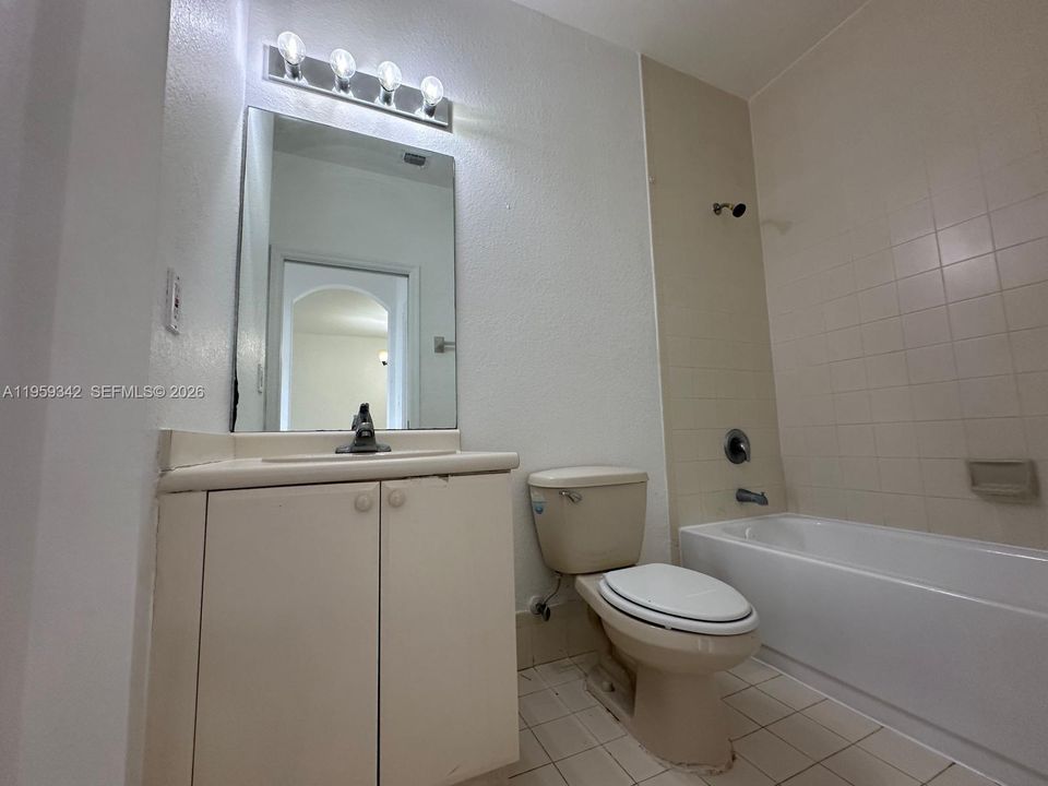 For Sale: $195,000 (2 beds, 2 baths, 914 Square Feet)