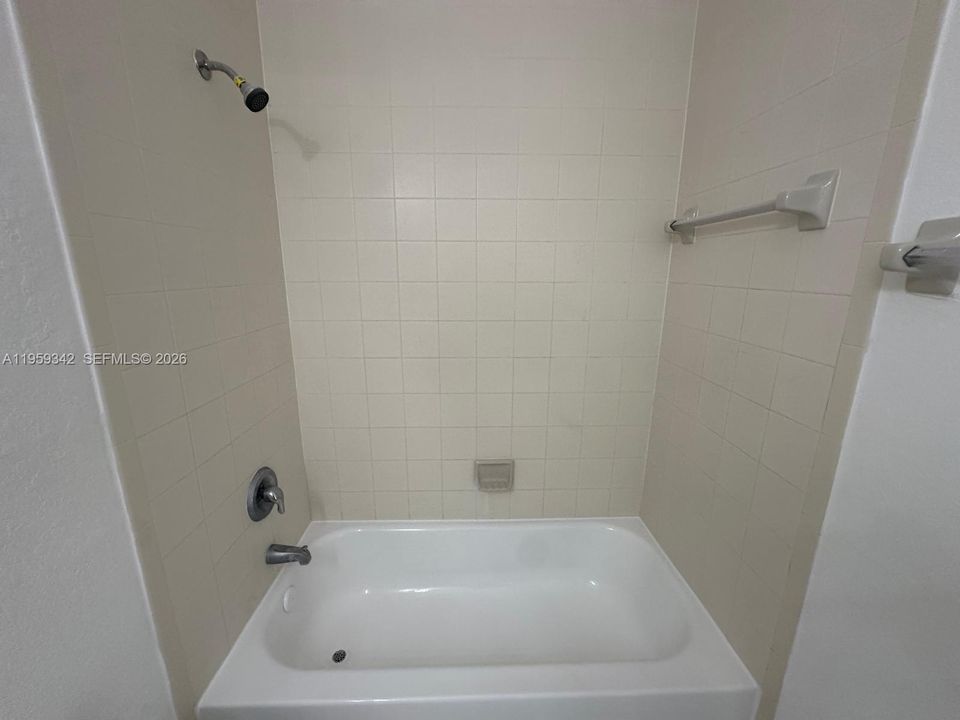 For Sale: $195,000 (2 beds, 2 baths, 914 Square Feet)