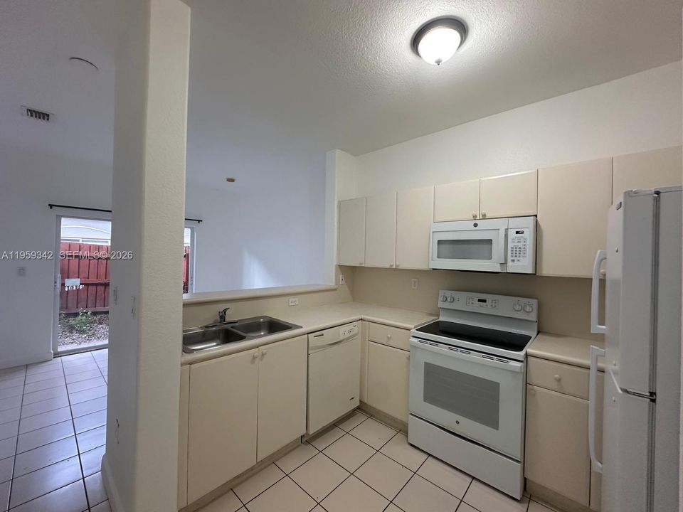 For Sale: $195,000 (2 beds, 2 baths, 914 Square Feet)