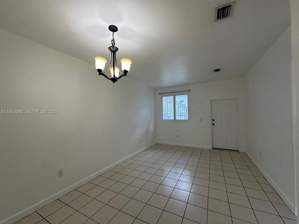 For Sale: $195,000 (2 beds, 2 baths, 914 Square Feet)