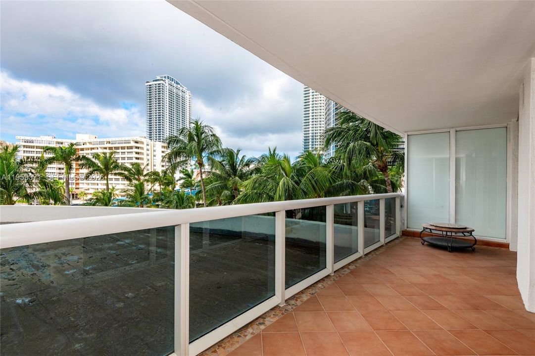 For Sale: $799,000 (3 beds, 3 baths, 1571 Square Feet)