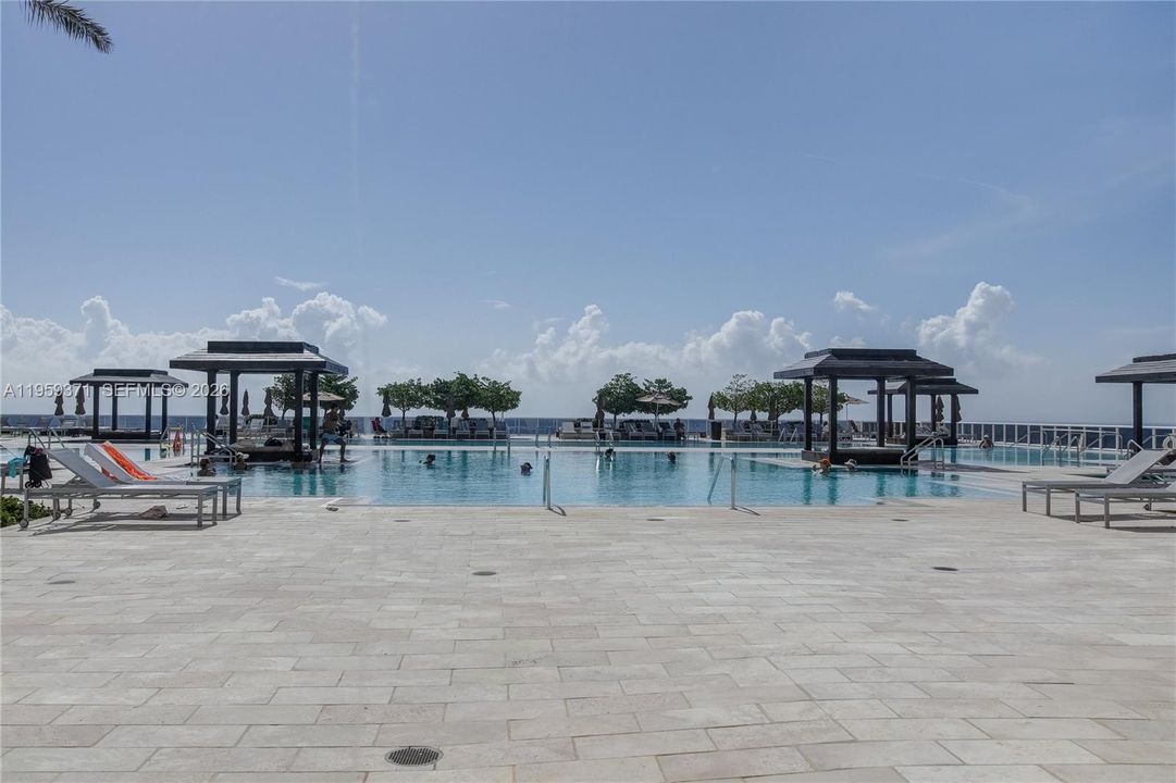 For Sale: $799,000 (3 beds, 3 baths, 1571 Square Feet)