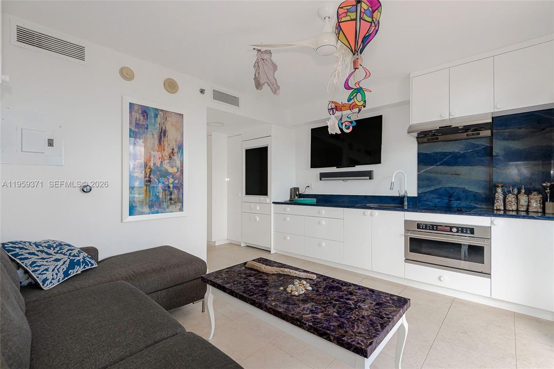 For Sale: $799,000 (3 beds, 3 baths, 1571 Square Feet)