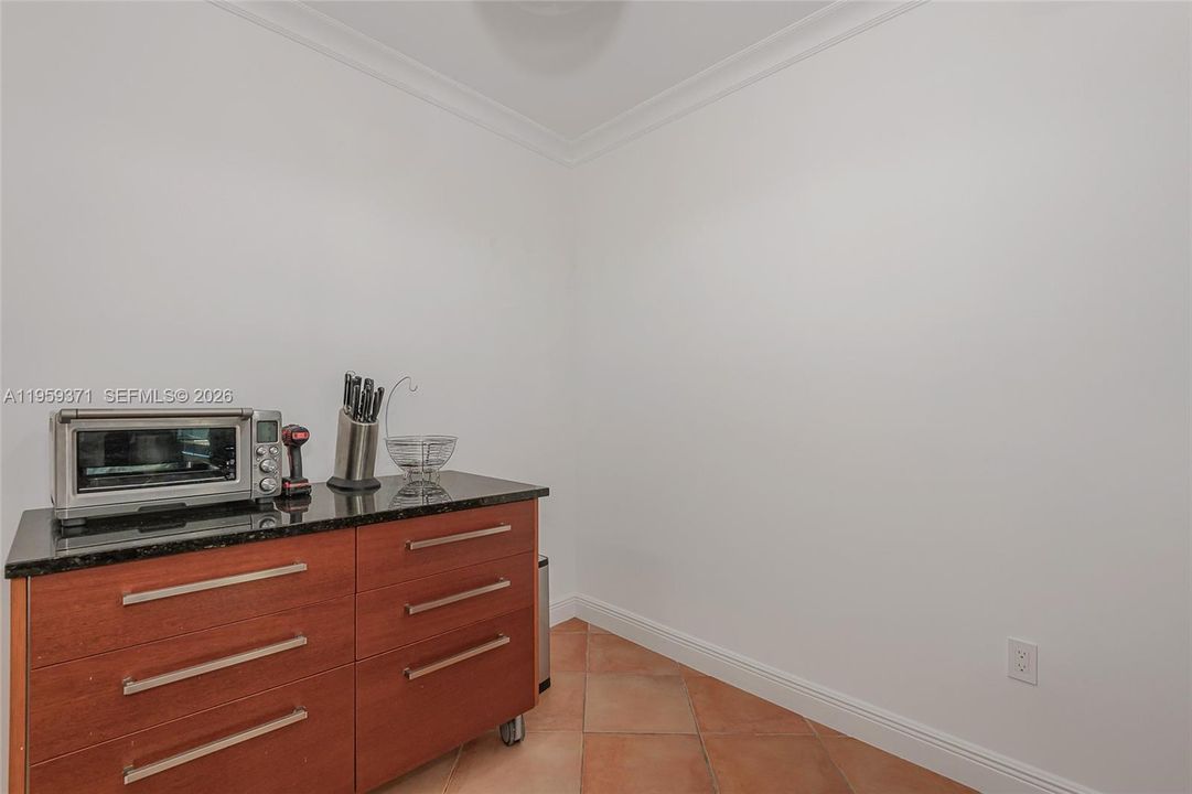 For Sale: $799,000 (3 beds, 3 baths, 1571 Square Feet)