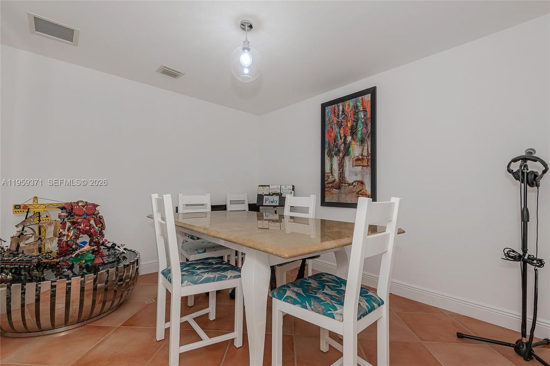 For Sale: $799,000 (3 beds, 3 baths, 1571 Square Feet)