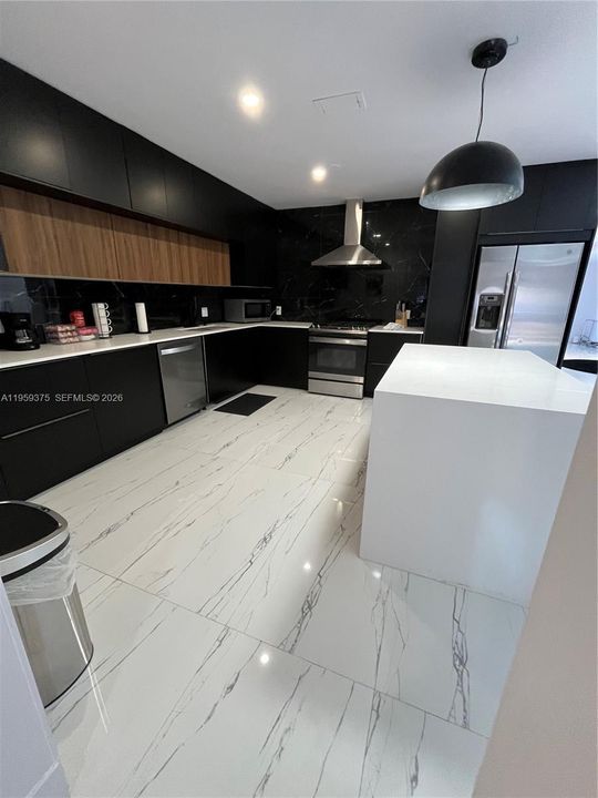 For Rent: $12,000 (5 beds, 3 baths, 1654 Square Feet)