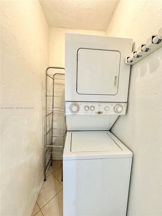 На продажу: $370,000 (2 спален, 2 ванн, 960 Квадратных фут)