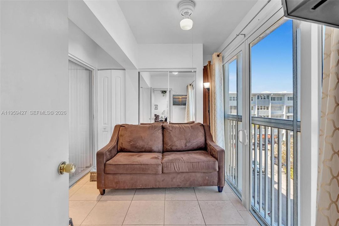 На продажу: $159,000 (1 спален, 1 ванн, 770 Квадратных фут)