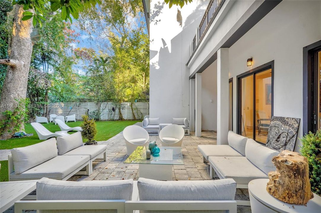 For Sale: $3,199,000 (4 beds, 4 baths, 3825 Square Feet)