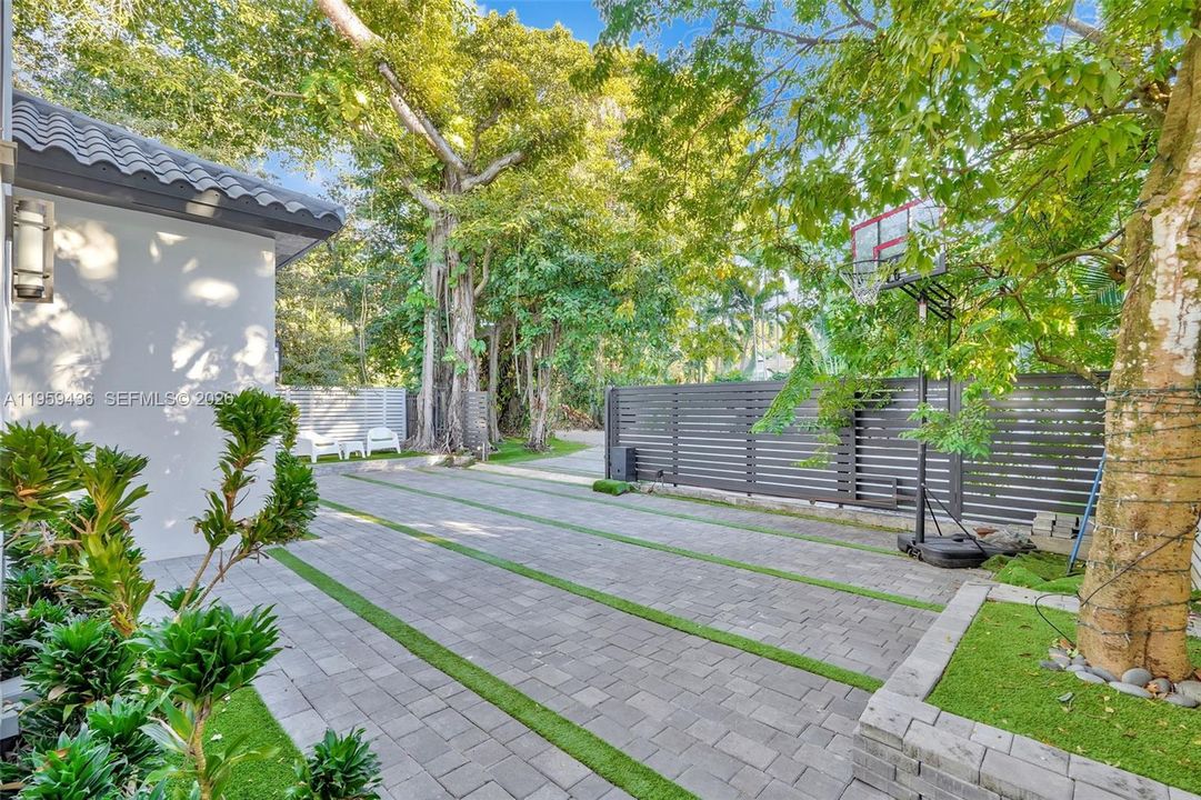 For Sale: $3,199,000 (4 beds, 4 baths, 3825 Square Feet)