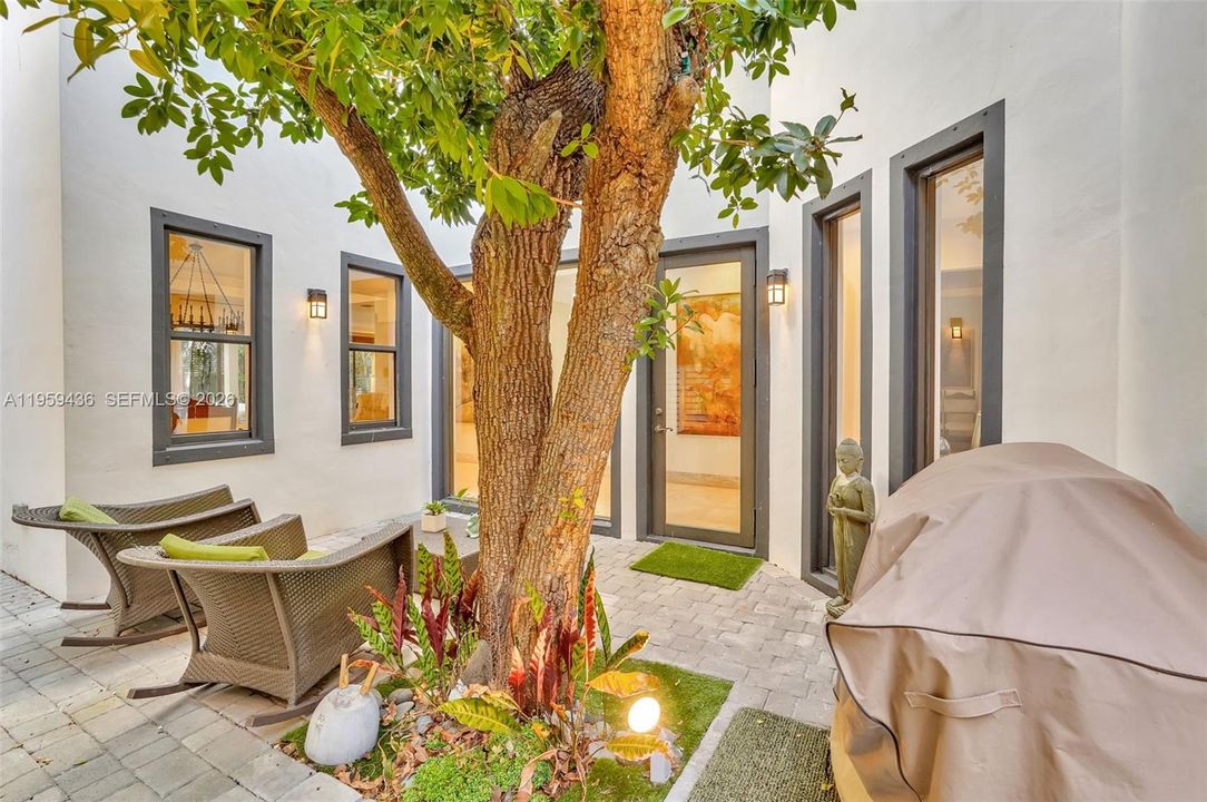 For Sale: $3,199,000 (4 beds, 4 baths, 3825 Square Feet)