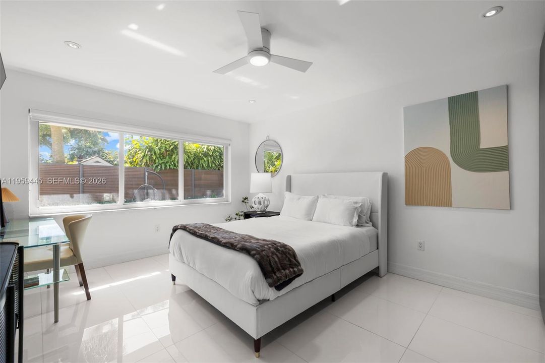Activo con contrato: $1,950,000 (2 camas, 3 baños, 2988 Pies cuadrados)