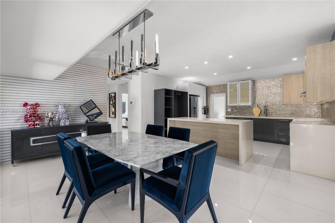 Activo con contrato: $1,950,000 (2 camas, 3 baños, 2988 Pies cuadrados)