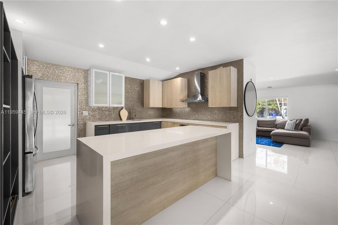 Activo con contrato: $1,950,000 (2 camas, 3 baños, 2988 Pies cuadrados)