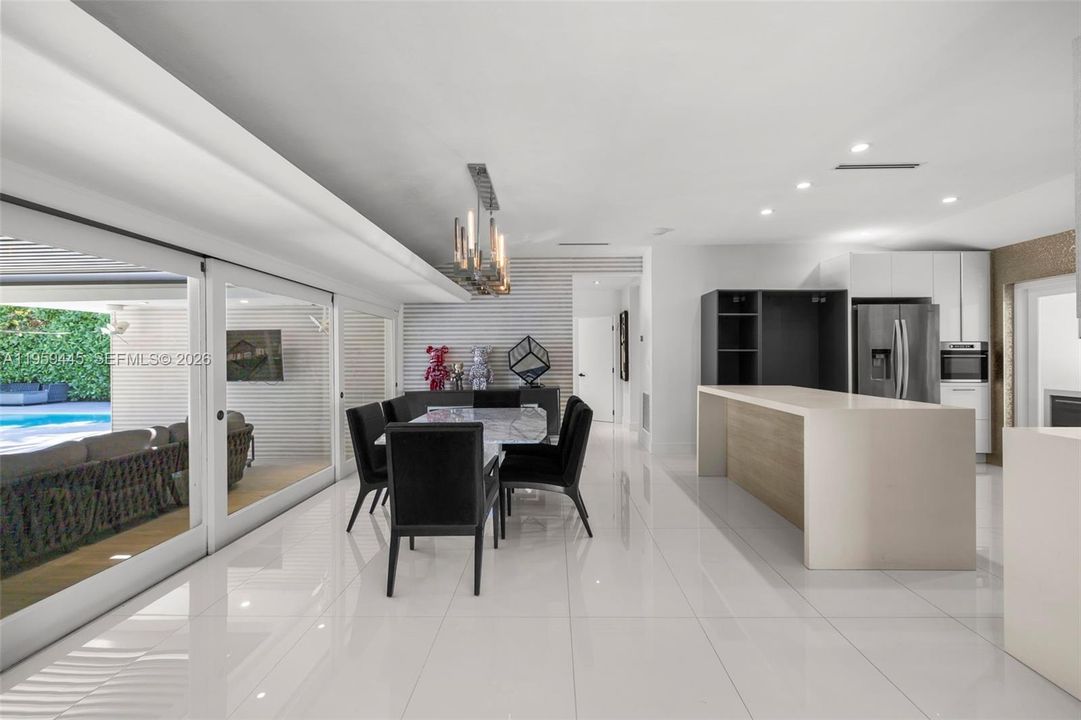 Activo con contrato: $1,950,000 (2 camas, 3 baños, 2988 Pies cuadrados)