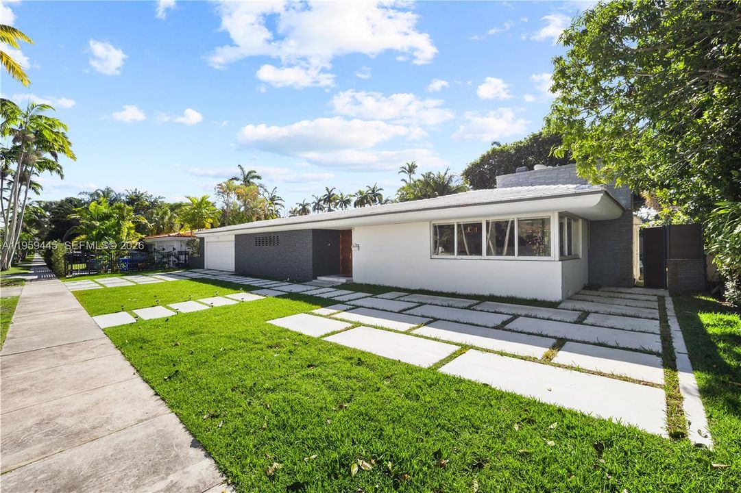 Activo con contrato: $1,950,000 (2 camas, 3 baños, 2988 Pies cuadrados)