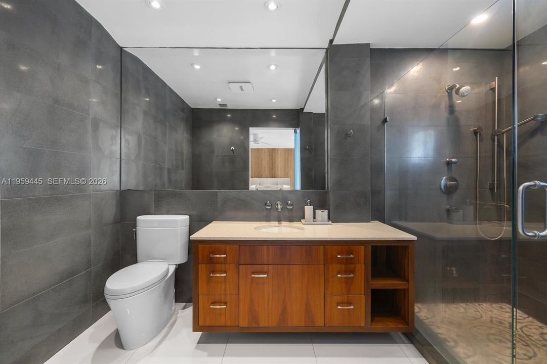 Activo con contrato: $1,950,000 (2 camas, 3 baños, 2988 Pies cuadrados)