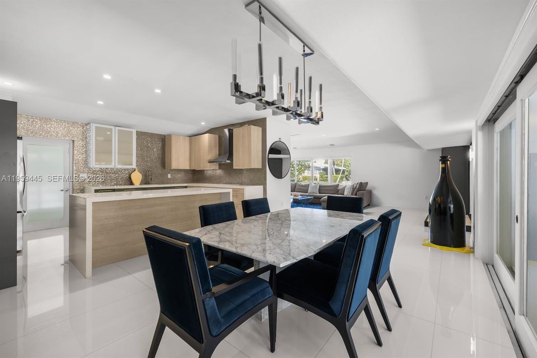 Activo con contrato: $1,950,000 (2 camas, 3 baños, 2988 Pies cuadrados)