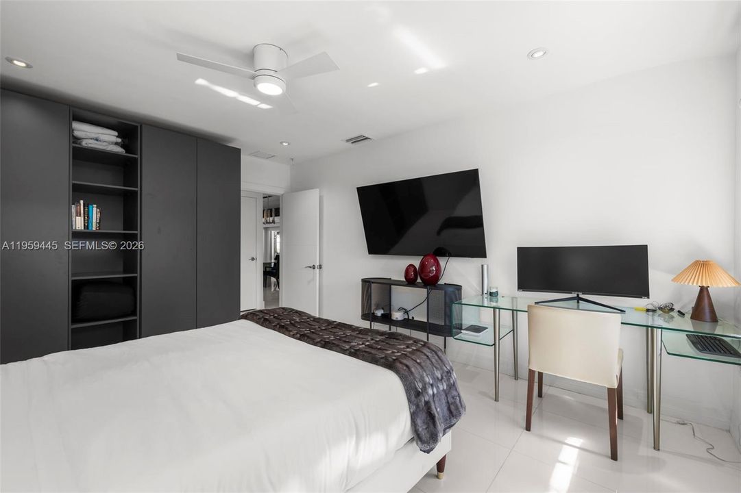 Activo con contrato: $1,950,000 (2 camas, 3 baños, 2988 Pies cuadrados)