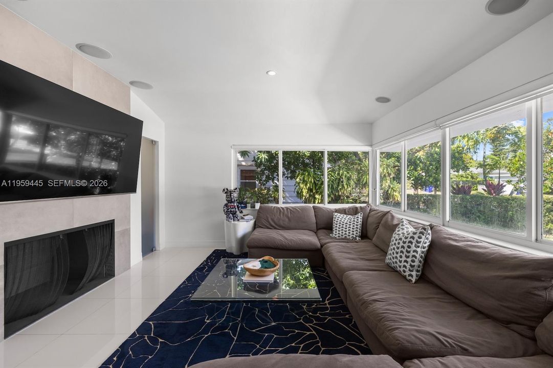 Activo con contrato: $1,950,000 (2 camas, 3 baños, 2988 Pies cuadrados)