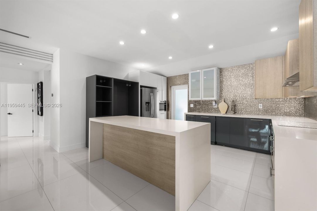 Activo con contrato: $1,950,000 (2 camas, 3 baños, 2988 Pies cuadrados)