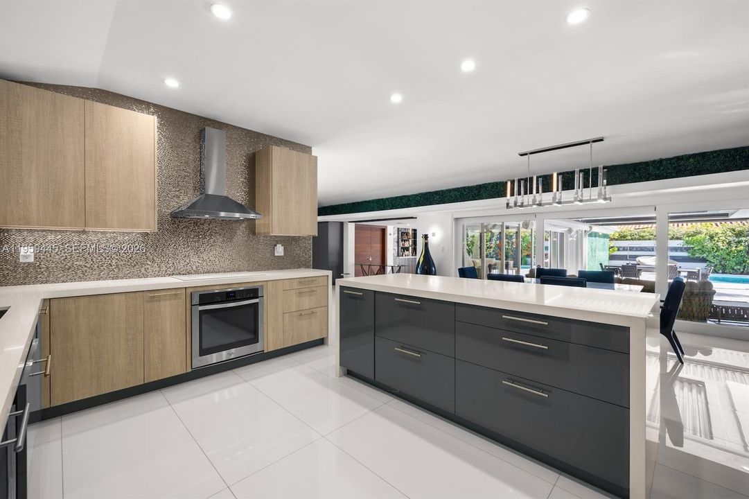 Activo con contrato: $1,950,000 (2 camas, 3 baños, 2988 Pies cuadrados)