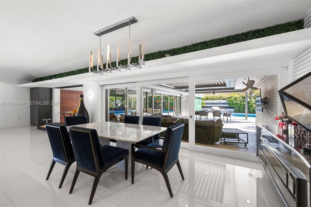 Activo con contrato: $1,950,000 (2 camas, 3 baños, 2988 Pies cuadrados)