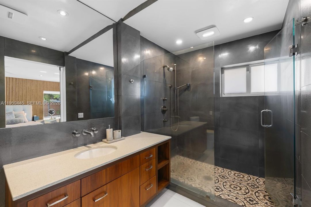 Activo con contrato: $1,950,000 (2 camas, 3 baños, 2988 Pies cuadrados)