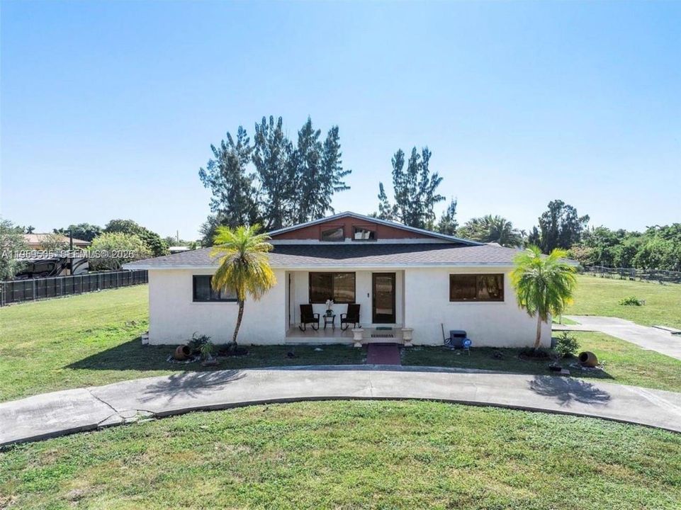 Activo con contrato: $949,000 (4 camas, 3 baños, 2111 Pies cuadrados)