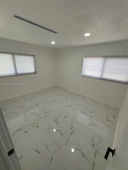 Activo con contrato: $949,000 (4 camas, 3 baños, 2111 Pies cuadrados)