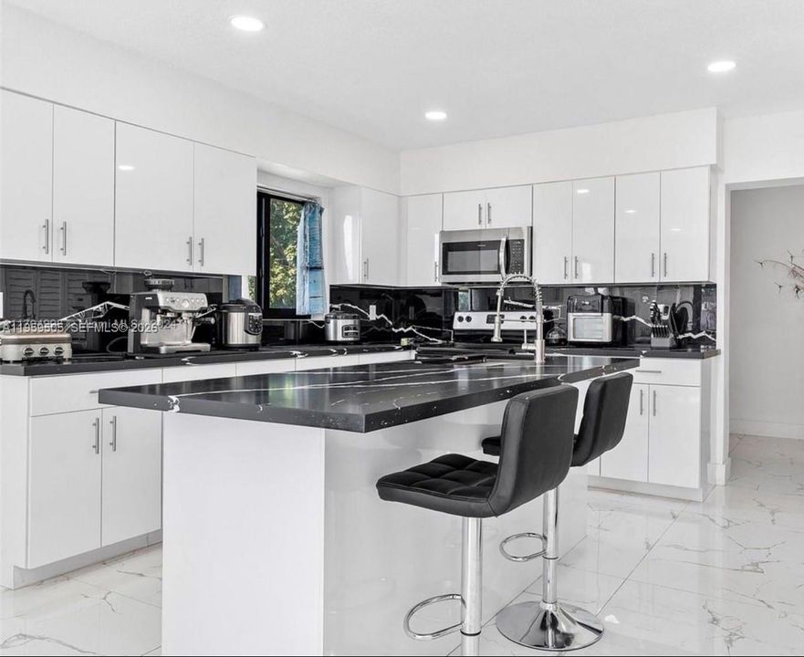 Activo con contrato: $949,000 (4 camas, 3 baños, 2111 Pies cuadrados)