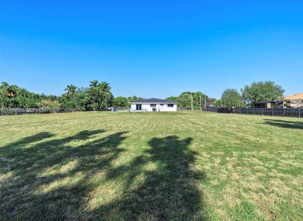 Activo con contrato: $949,000 (4 camas, 3 baños, 2111 Pies cuadrados)