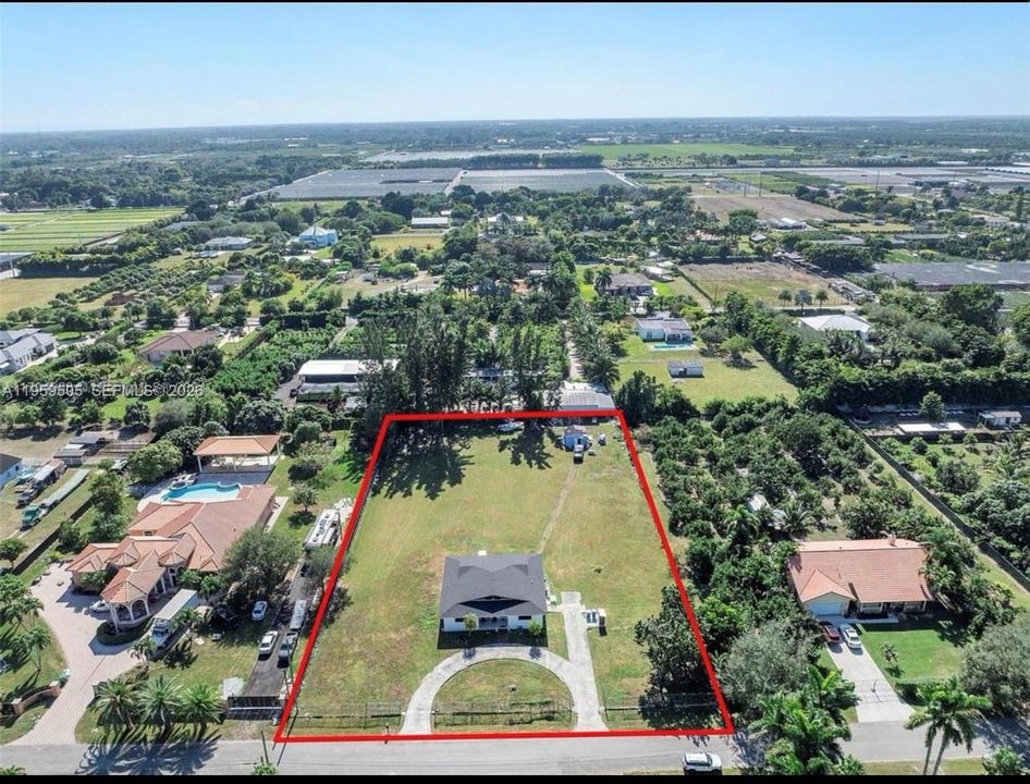 Activo con contrato: $949,000 (4 camas, 3 baños, 2111 Pies cuadrados)