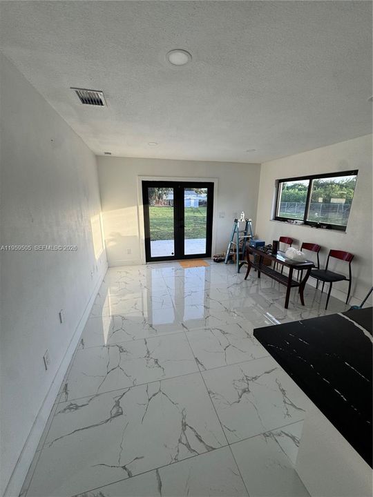 Activo con contrato: $949,000 (4 camas, 3 baños, 2111 Pies cuadrados)