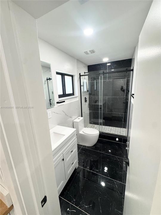 Activo con contrato: $949,000 (4 camas, 3 baños, 2111 Pies cuadrados)
