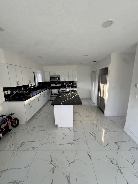 Activo con contrato: $949,000 (4 camas, 3 baños, 2111 Pies cuadrados)