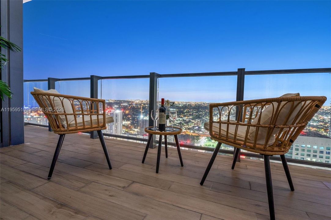 Vendido Recientemente: $1,399,000 (3 camas, 3 baños, 1675 Pies cuadrados)