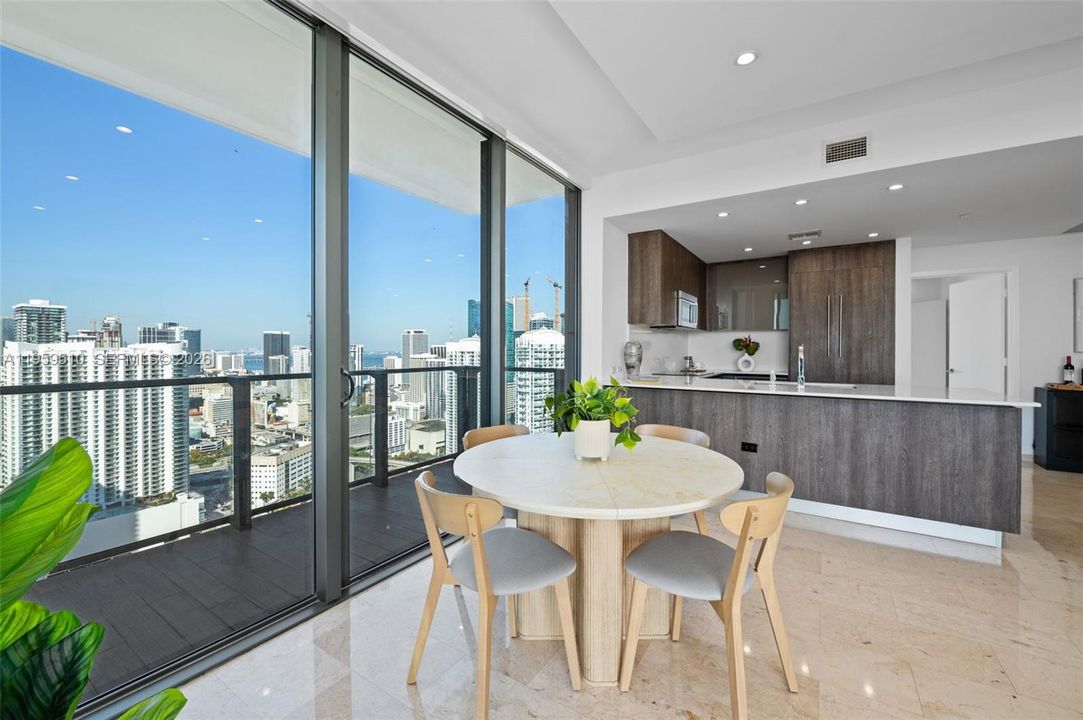 Vendido Recientemente: $1,399,000 (3 camas, 3 baños, 1675 Pies cuadrados)