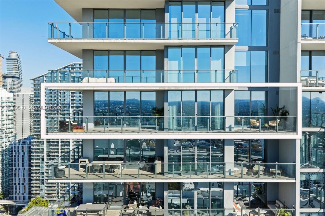 Vendido Recientemente: $1,399,000 (3 camas, 3 baños, 1675 Pies cuadrados)