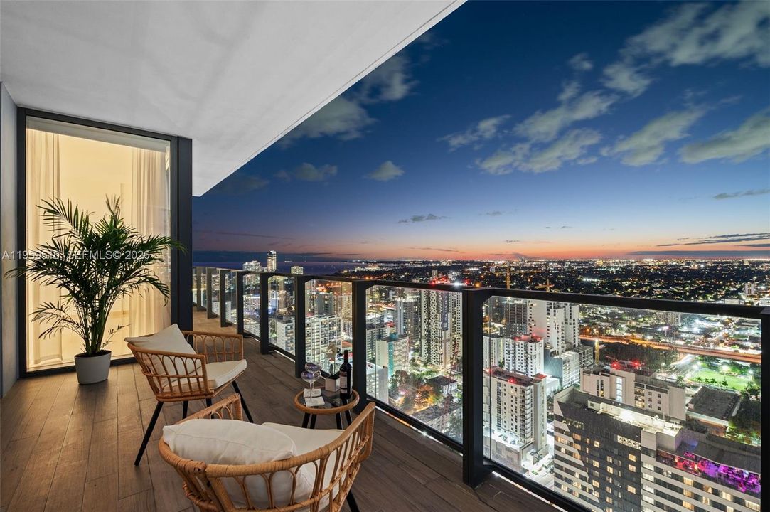 Vendido Recientemente: $1,399,000 (3 camas, 3 baños, 1675 Pies cuadrados)