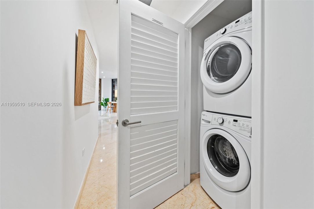 Vendido Recientemente: $1,399,000 (3 camas, 3 baños, 1675 Pies cuadrados)