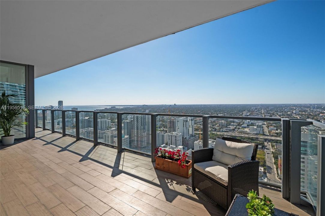 Vendido Recientemente: $1,399,000 (3 camas, 3 baños, 1675 Pies cuadrados)