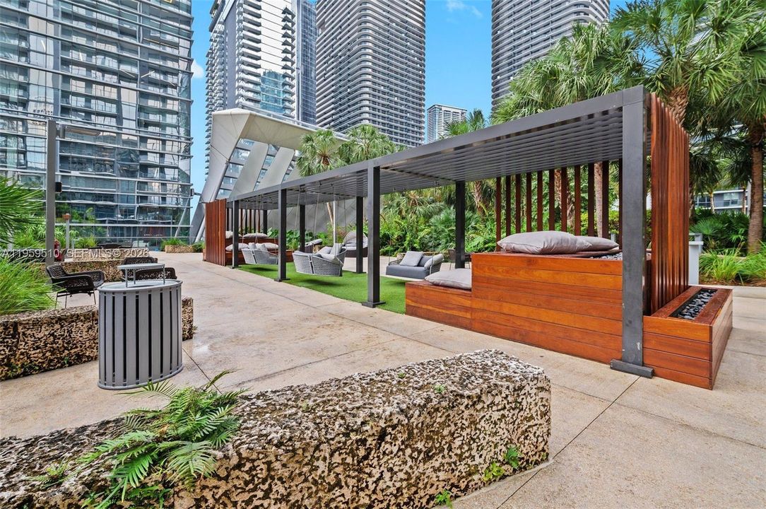 Vendido Recientemente: $1,399,000 (3 camas, 3 baños, 1675 Pies cuadrados)