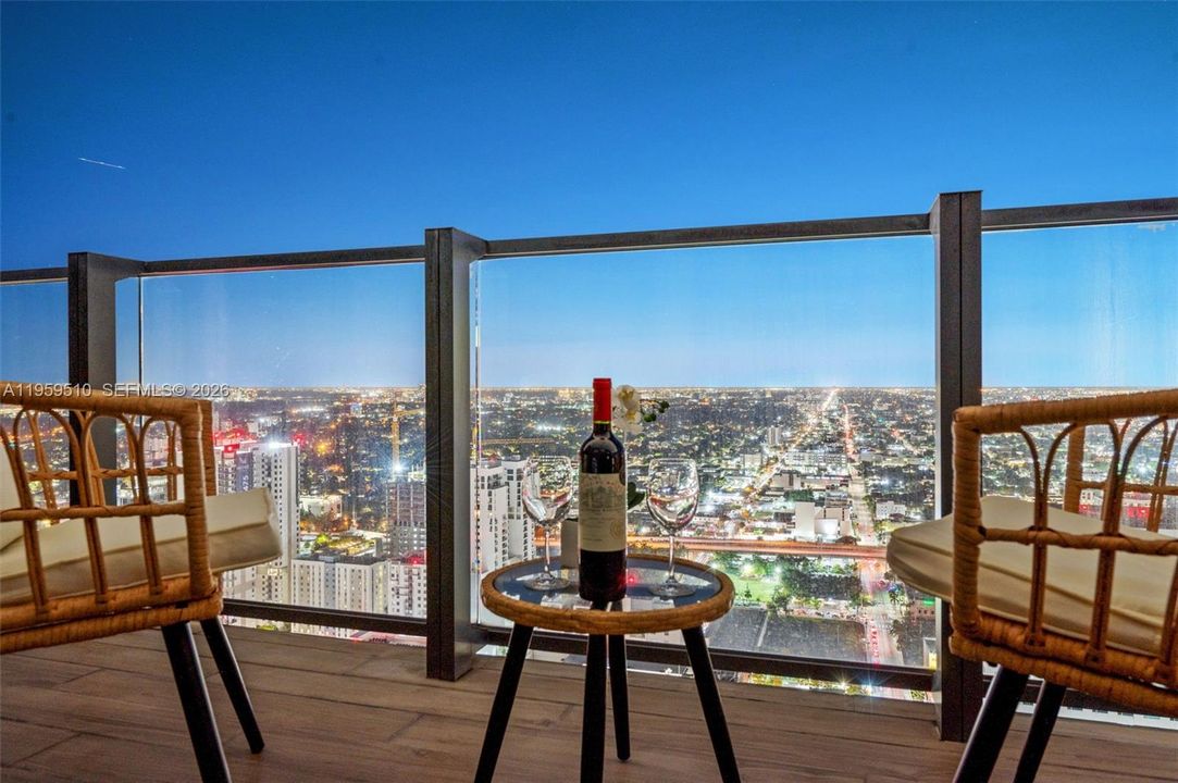 Vendido Recientemente: $1,399,000 (3 camas, 3 baños, 1675 Pies cuadrados)