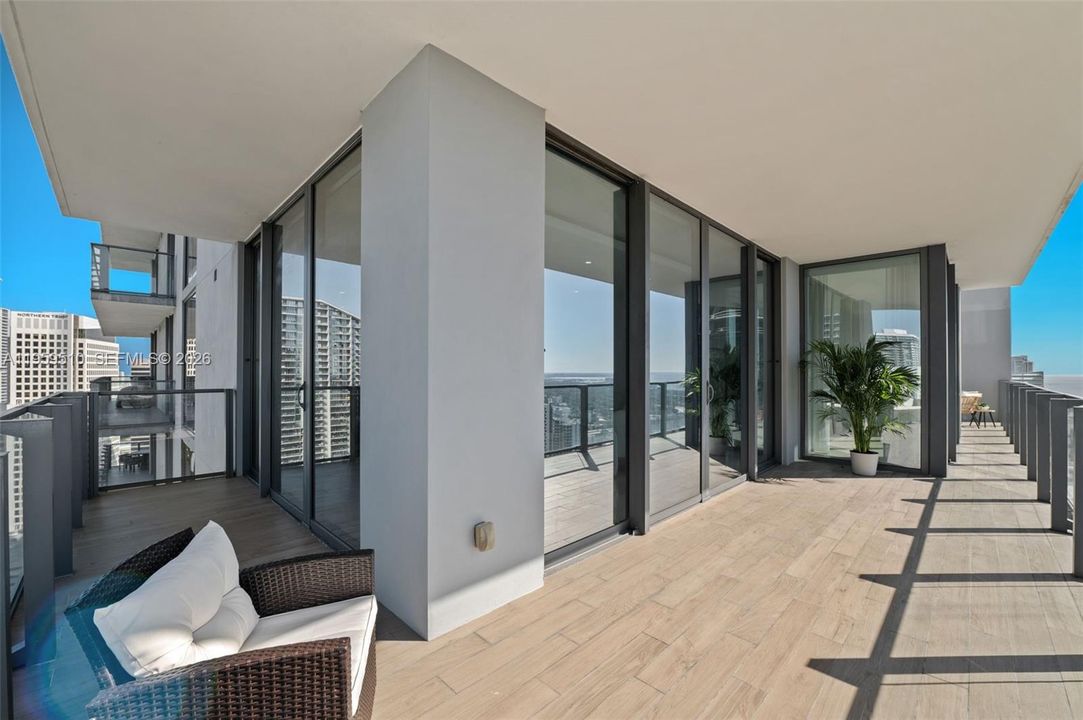 Vendido Recientemente: $1,399,000 (3 camas, 3 baños, 1675 Pies cuadrados)
