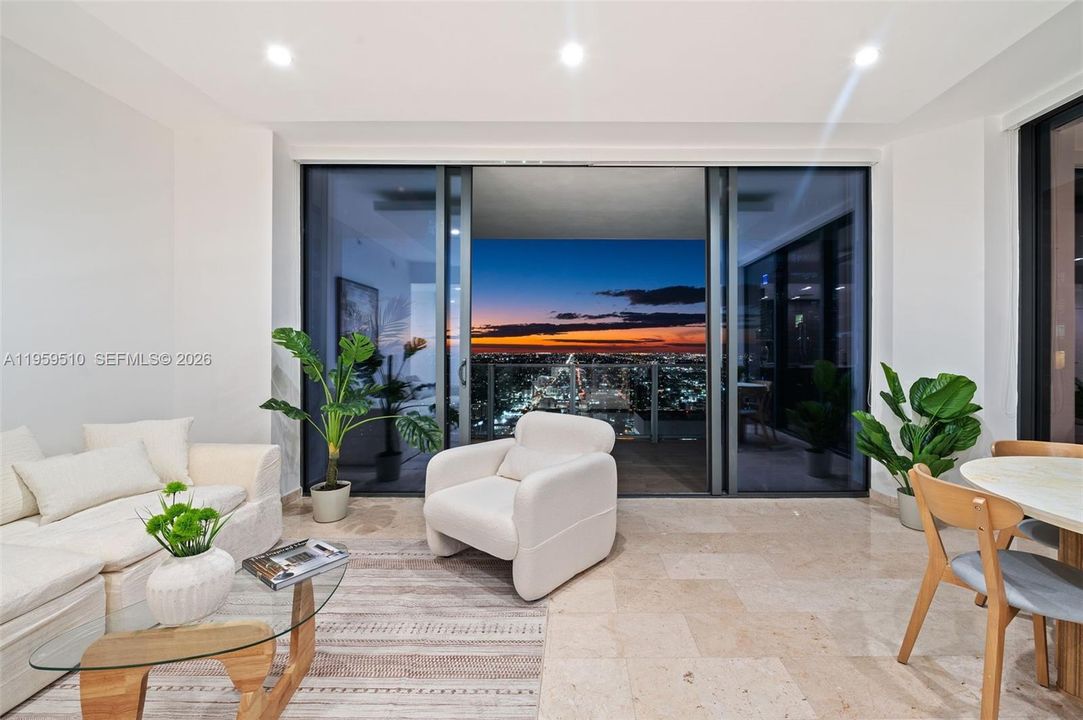 Vendido Recientemente: $1,399,000 (3 camas, 3 baños, 1675 Pies cuadrados)