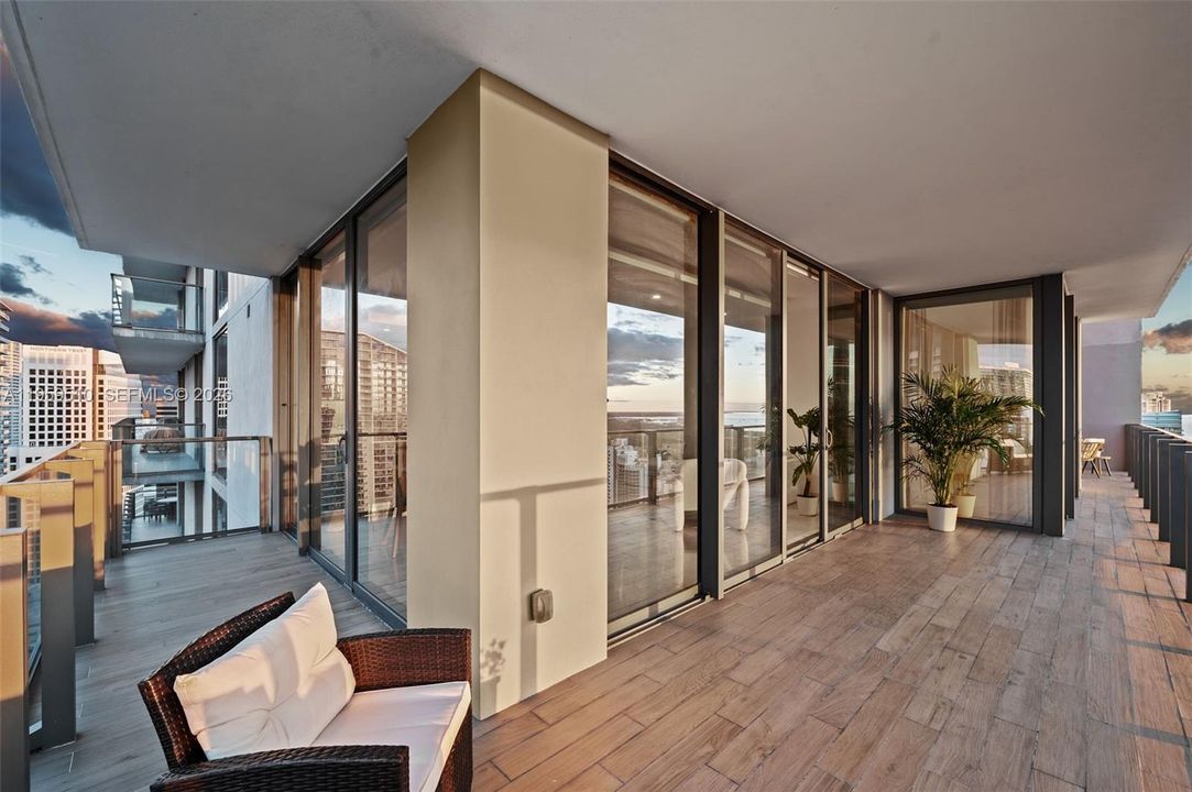 Vendido Recientemente: $1,399,000 (3 camas, 3 baños, 1675 Pies cuadrados)